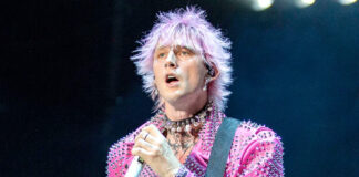 Machine Gun Kelly se electrocuta en plena presentación Machine Gun Kelly se electrocuta en plena presentación