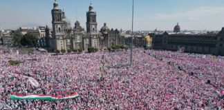Miles marchan en el Zócalo, exigen parar plan B de AMLO Miles marchan en el Zócalo, exigen parar plan B de AMLO