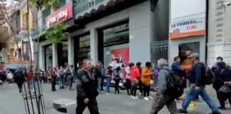 Ahorristas bolivianos retiran su dinero de los bancos Ahorristas bolivianos retiran su dinero de los bancos