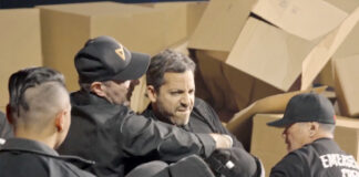 El ilusionista David Blaine cae desde 24 metros de altura El ilusionista David Blaine cae desde 24 metros de altura