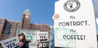 Trabajadores de Starbucks exigen mejores condiciones laborales en Seattle Trabajadores de Starbucks exigen mejores condiciones laborales en Seattle