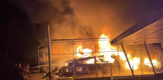 Devastador incendio en una casa flotante ha dejado atónita a una pareja de recién casados Devastador incendio en una casa flotante ha dejado atónita a una pareja de recién casados
