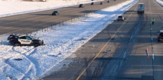 Chocan camión semirremolque contra patrulla de la policía de Eagan en la I-35E Chocan camión semirremolque contra patrulla de la policía de Eagan en la I-35E