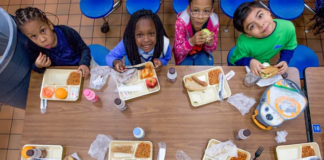 Desayuno y almuerzo gratis en Minnesota, cada vez más cerca: lo aprobó el Senado Desayuno y almuerzo gratis en Minnesota, cada vez más cerca: lo aprobó el Senado