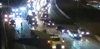 Un camión que llevaba rieles de ferrocarril se volcó en la Interestatal 394 Un camión que llevaba rieles de ferrocarril se volcó en la Interestatal 394