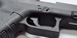 Dos niños ahora han sido acusados después llevar y mostrar armas en una secundaria Dos niños ahora han sido acusados después llevar y mostrar armas en una secundaria