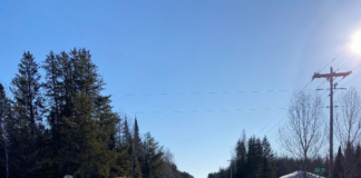 Tres personas heridas en una colisión entre un autobús escolar y una camioneta Tres personas heridas en una colisión entre un autobús escolar y una camioneta