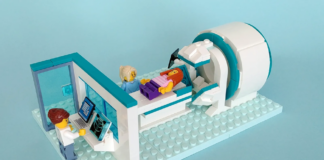Adolescente arma escáner de resonancia magnética con LEGO para calmar a los niños Adolescente arma escáner de resonancia magnética con LEGO para calmar a los niños
