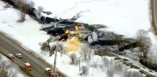 Unos 22 vagones se descarrilaron en el oeste de Minnesota y se desató grave incendio; evacúan pueblo Unos 22 vagones se descarrilaron en el oeste de Minnesota y se desató grave incendio; evacúan pueblo