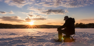 El hielo se derrite, pero los pescadores juegan al límite para tirar sus últimas carnadas El hielo se derrite, pero los pescadores juegan al límite para tirar sus últimas carnadas