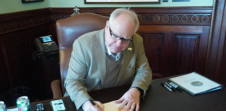 Walz firmó protección de los derechos de la comunidad LGBTQ+ para recibir atención médica que afirme su género Walz firmó protección de los derechos de la comunidad LGBTQ+ para recibir atención médica que afirme su género