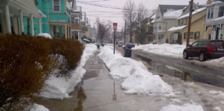 Drenan agua estancada en los callejones de Minneapolis Drenan agua estancada en los callejones de Minneapolis
