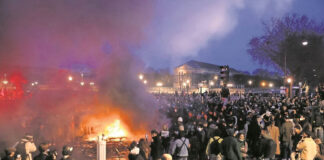 Macron vive tormenta política por reforma de pensiones Macron vive tormenta política por reforma de pensiones