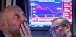 Wall Street cotiza a la baja por la caída de los bancos Wall Street cotiza a la baja por la caída de los bancos