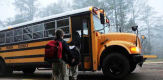 Chofer de autobús “corrige” a niños; lo despiden y enfrenta cargos Chofer de autobús "corrige" a niños; lo despiden y enfrenta cargos