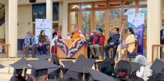 Dalai Lama besa a menor en la boca en pleno evento budista Dalai Lama besa a menor en la boca en pleno evento budista