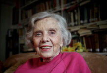 Elena Poniatowska recibe la Medalla Belisario Domínguez Elena Poniatowska recibe la Medalla Belisario Domínguez