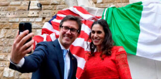 Homenajean en Italia a profesora que mostró imágenes del David en clase Homenajean en Italia a profesora que mostró imágenes del David en clase