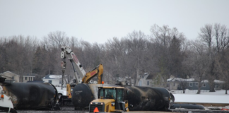 Continúa la limpieza de los 22 vagones que descarrilaron en Raymond Continúa la limpieza de los 22 vagones que descarrilaron en Raymond