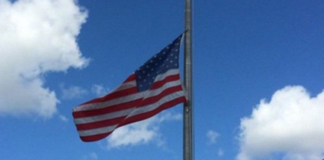 Banderas de Wisconsin y EE.UU. a media hasta el sábado para honrar las vidas de los oficiales caídos Banderas de Wisconsin y EE.UU. a media hasta el sábado para honrar las vidas de los oficiales caídos