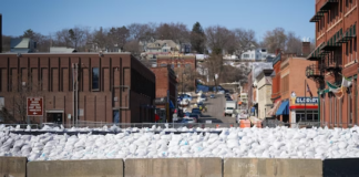 Los sacos de arena soportan la presión del río St. Croix en Stillwater, pero los sótanos ya se inundaron Los sacos de arena soportan la presión del río St. Croix en Stillwater, pero los sótanos ya se inundaron