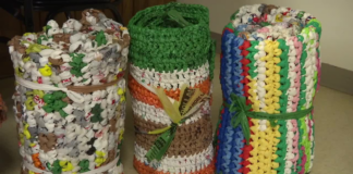 Toman bolsas de plástico de la basura y hacen colchonetas para personas sin hogar Toman bolsas de plástico de la basura y hacen colchonetas para personas sin hogar