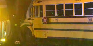 Tres heridos tras choque de autobús escolar contra un árbol Tres heridos tras choque de autobús escolar contra un árbol