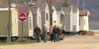 Para adelantarse a posibles inundaciones, algunas casas de Lake City se están trasladando Para adelantarse a posibles inundaciones, algunas casas de Lake City se están trasladando