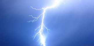 Dos niños en estado crítico de que un rayo cayera fuera de su hogar donde estaban jugando Dos niños en estado crítico de que un rayo cayera fuera de su hogar donde estaban jugando