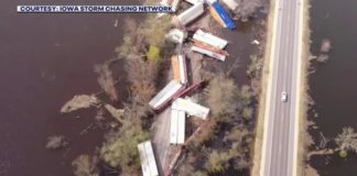 Descarrila un tren en De Soto, Wisconsin, y dos vagones con pintura caen al Mississippi Descarrila un tren en De Soto, Wisconsin, y dos vagones con pintura caen al Mississippi