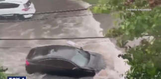 Una fuerte tormenta azotó a Dallas e inundó varias calles cuando la gente volvía de su trabajo Una fuerte tormenta azotó a Dallas e inundó varias calles cuando la gente volvía de su trabajo