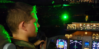 El hombre de Minnesota que apuntó con un láser a un avión en 2021 irá dos años a prisión El hombre de Minnesota que apuntó con un láser a un avión en 2021 irá dos años a prisión