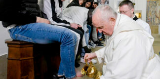 Papa Francisco lava los pies de 12 jóvenes presos en Italia Papa Francisco lava los pies de 12 jóvenes presos en Italia