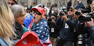 Un circo, afuera del tribunal donde comparece Donald Trump Un circo, afuera del tribunal donde comparece Donald Trump