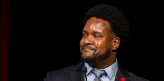 Michael Houston, profesor de matemáticas de St. Paul Harding High School, es el Maestro del 2023 Michael Houston, profesor de matemáticas de St. Paul Harding High School, es el Maestro del 2023