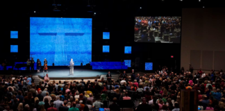 Miles de dolientes llenaron la Iglesia Cottonwood Creek para recordar a las ocho víctimas Miles de dolientes llenaron la Iglesia Cottonwood Creek para recordar a las ocho víctimas
