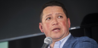 Tony Gonzales, republicano por Texas, dice que 80,000 venezolanos llegarían antes del jueves Tony Gonzales, republicano por Texas, dice que 80,000 venezolanos llegarían antes del jueves