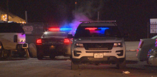 Investigan la muerte de una mujer de origen latino en un estacionamiento de Oak Cliff La policía de Dallas investiga después de que una mujer fuera asesinada en un estacionamiento de Oak Cliff