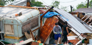Un muerto y 10 hospitalizados por un tornado en Laguna Heights, en la costa del Golfo de México Un muerto y 10 hospitalizados por un tornado en Laguna Heights, en la costa del Golfo de México