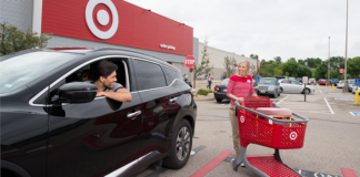 Los clientes de Target en Twin Cities pueden devolver artículos sin tener que bajar del auto… Los clientes de Target en Twin Cities pueden devolver artículos sin tener que bajar del auto...