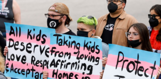 Texas se convertiría en el estado más grande en prohibir el cuidado de afirmación de género para menores Texas se convertiría en el estado más grande en prohibir el cuidado de afirmación de género para menores