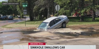 La ruptura de una tubería de agua se tragó un vehículo en Brooklyn Park La ruptura de una tubería de agua se tragó un vehículo en Brooklyn Park