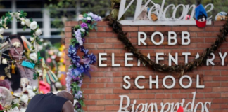 Cientos de personas asistieron al servicio conmemorativo y la vigilia por la tragedia de Uvalde Cientos de personas asistieron al servicio conmemorativo y la vigilia por la tragedia de Uvalde