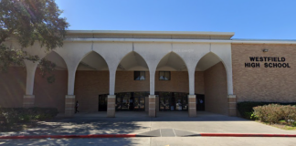 Grupo de estudiantes de una escuela pública de Spring golpearon y patearon a la subdirectora Grupo de estudiantes de una escuela pública de Spring golpearon y patearon a la subdirectora