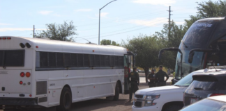 Un autobús con más de 40 migrantes enviado por Greg Abbott, llegó a Los Ángeles Un autobús con más de 40 migrantes enviado por Greg Abbott, llegó a Los Ángeles