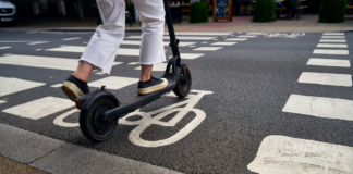 Dallas: una persona en un scooter eléctrico chocó con un tren DART Dallas: una persona en un scooter eléctrico chocó con un tren DART