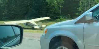 Un piloto hizo un aterrizaje de emergencia en la carretera interestatal 35 Un piloto hizo un aterrizaje de emergencia en la carretera interestatal 35