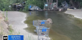 Las fuertes lluvias acumulan carritos de supermercado en un área de Dallas: ¿Qué se debe hacer? Las fuertes lluvias acumulan carritos de supermercado en un área de Dallas: ¿Qué se debe hacer?