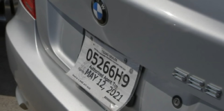 ¿Por qué el gobernador atrasa la ley estatal para prohibir las placas de papel? ¿Por qué el gobernador atrasa la ley estatal para prohibir las placas de papel?