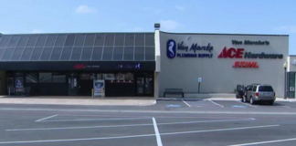 Un empleado de color de una ferretería de Arlington, ¿objeto de un símbolo racista en el Juneteenth? Un empleado de color de una ferretería de Arlington, ¿objeto de un símbolo racista en el Juneteenth?